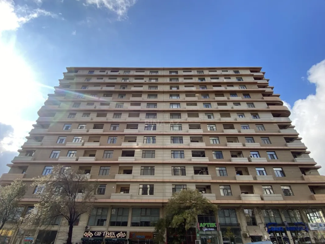 Satılır 5 otaqlı mənzil 296 m²