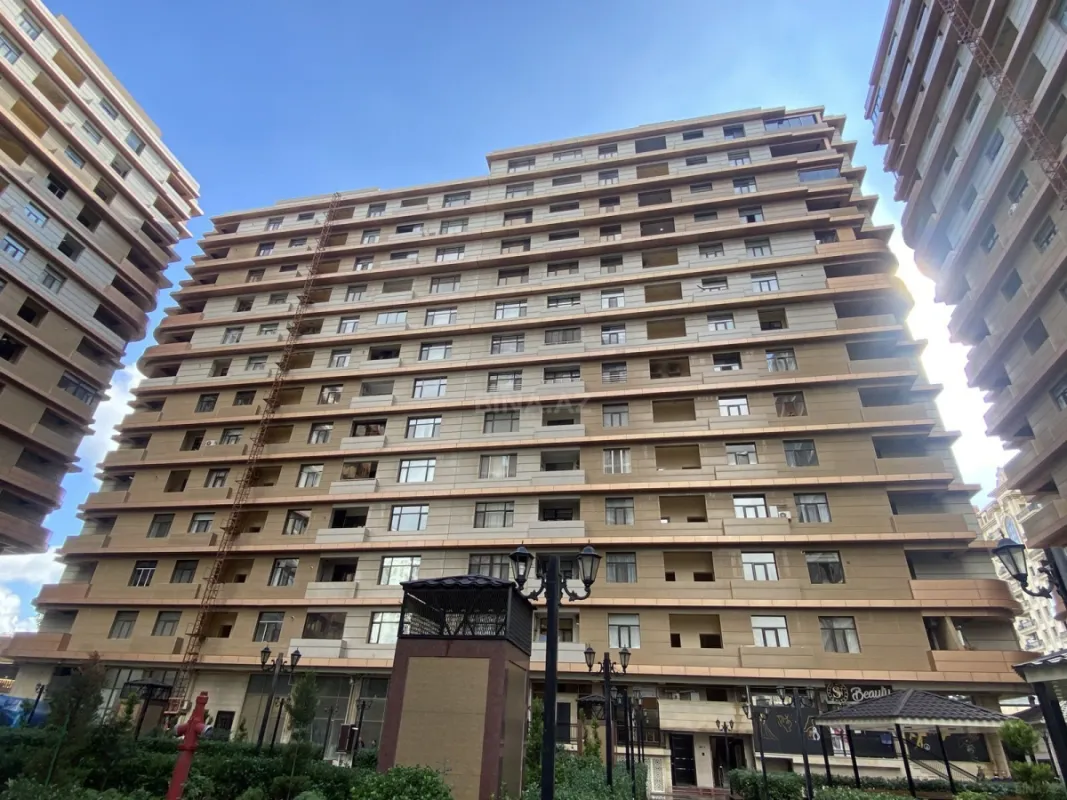 Satılır 5 otaqlı mənzil 296 m²