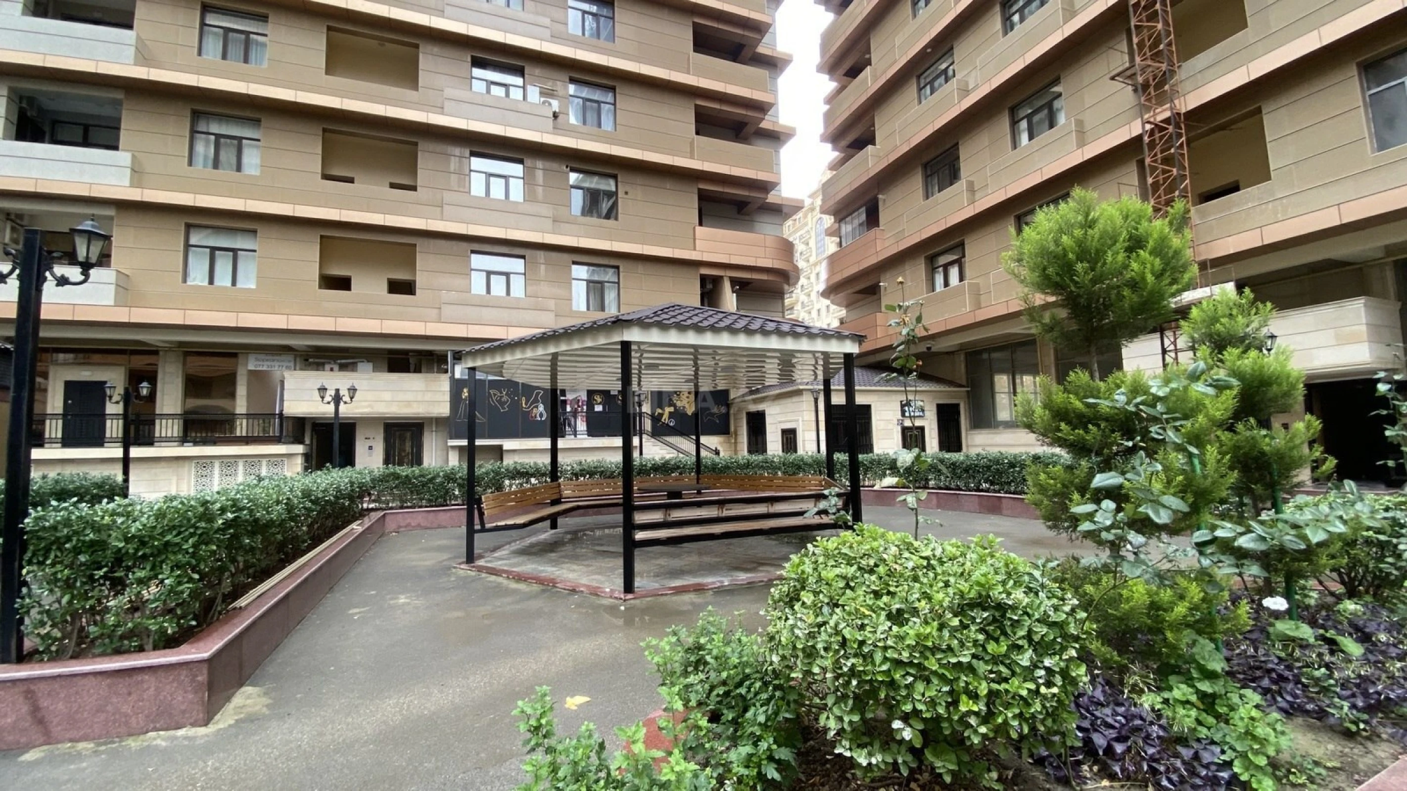 Satılır 5 otaqlı mənzil 296 m²