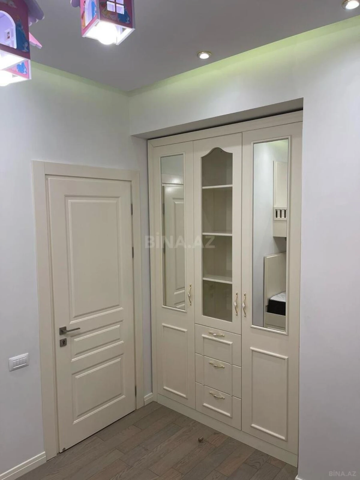 Satılır 3 otaqlı mənzil 140 m²