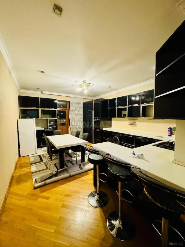 Satılır 4 otaqlı mənzil 175 m²