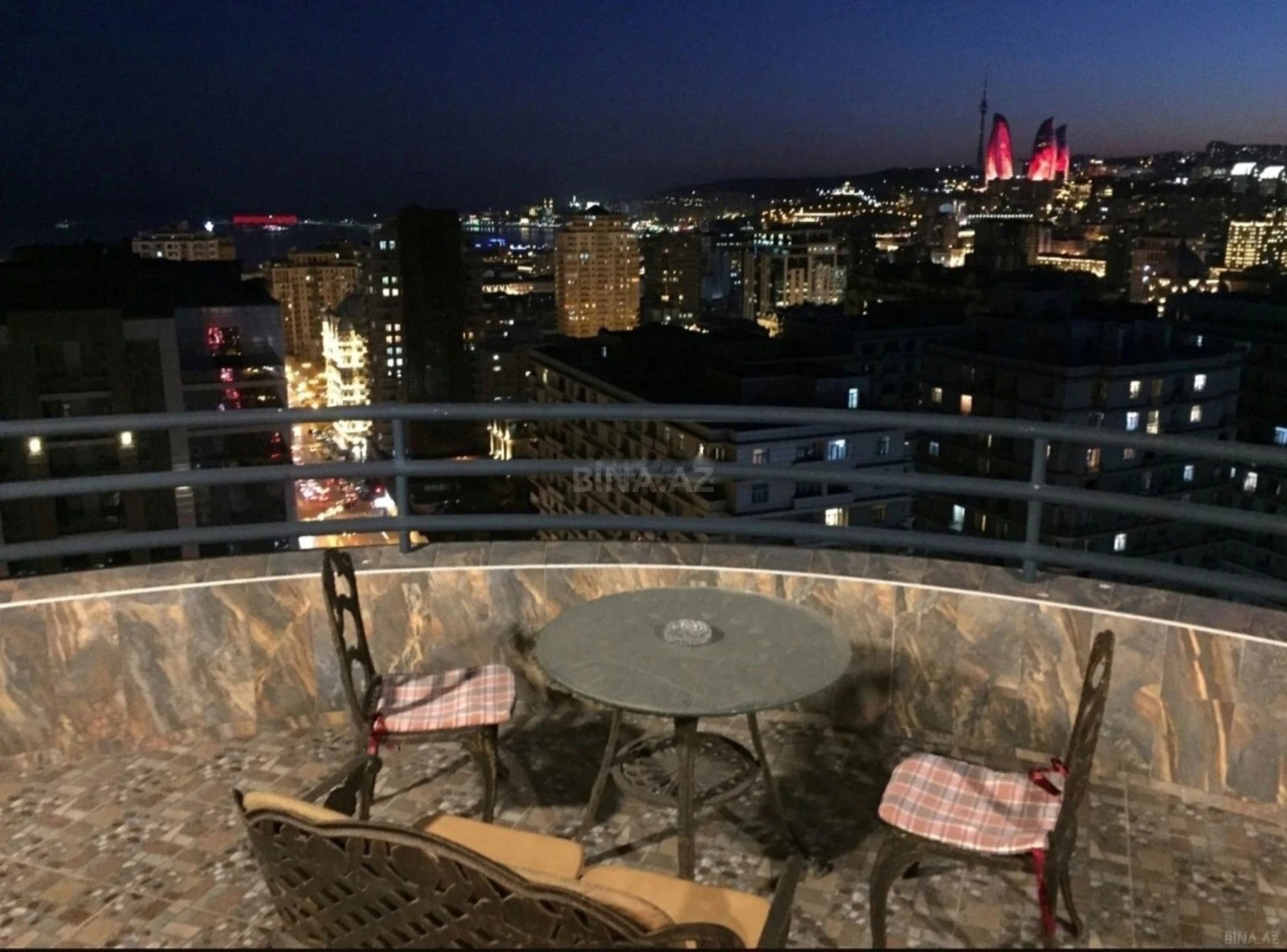 Satılır 4 otaqlı mənzil 245 m²