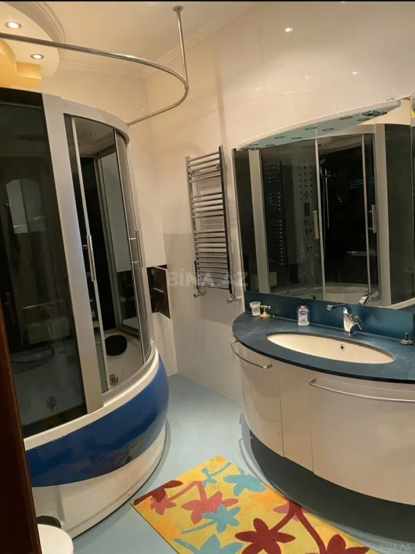 Satılır 4 otaqlı mənzil 245 m²