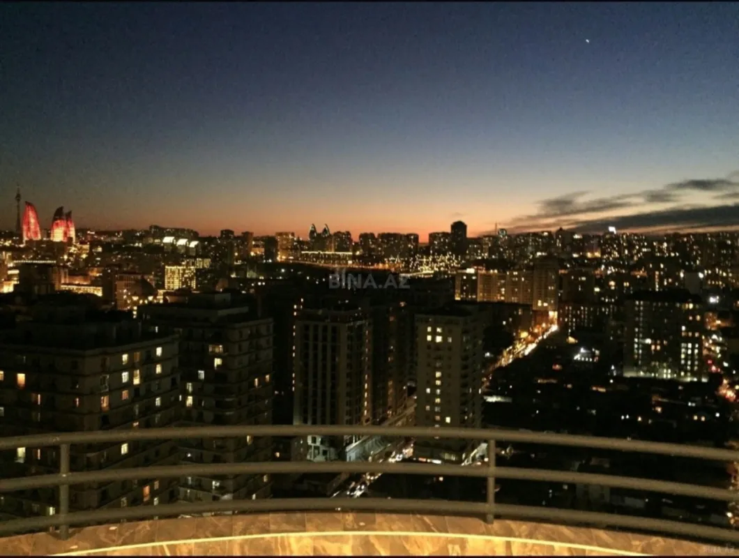 Satılır 4 otaqlı mənzil 245 m²