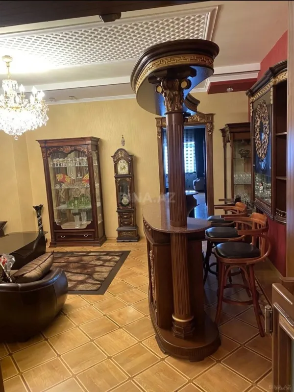 Satılır 4 otaqlı mənzil 245 m²