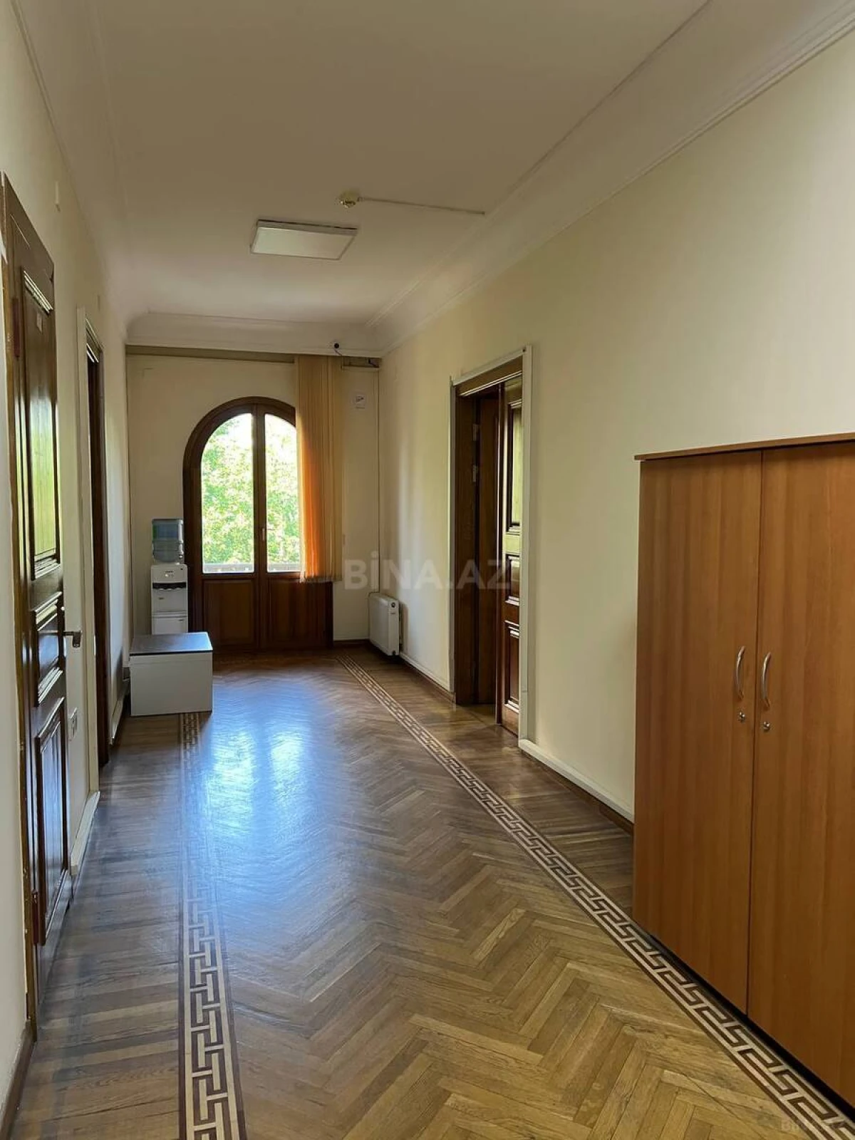 Kirayə verilir 17 otaqlı ofis 900 m²