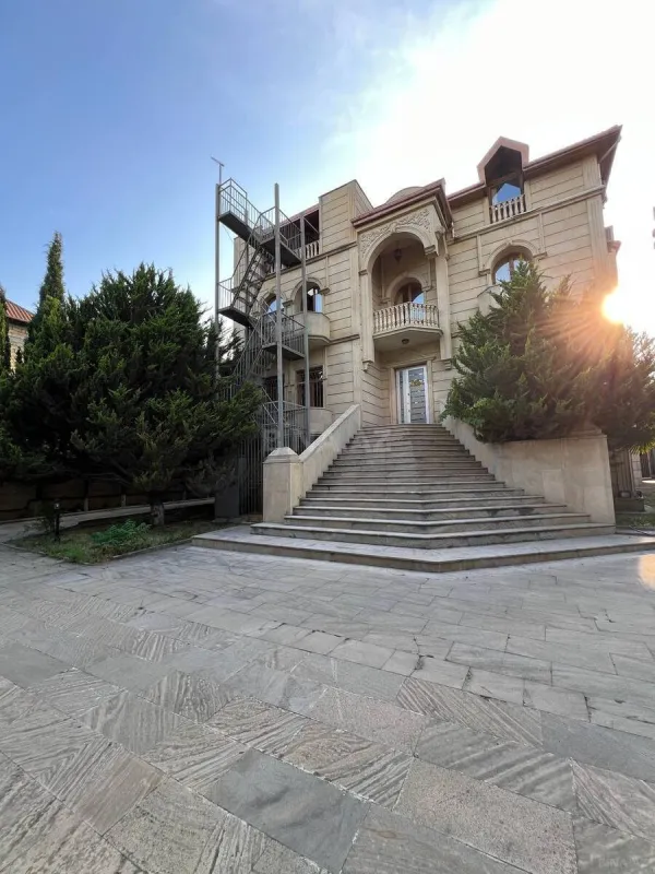 Kirayə verilir 17 otaqlı ofis 900 m²