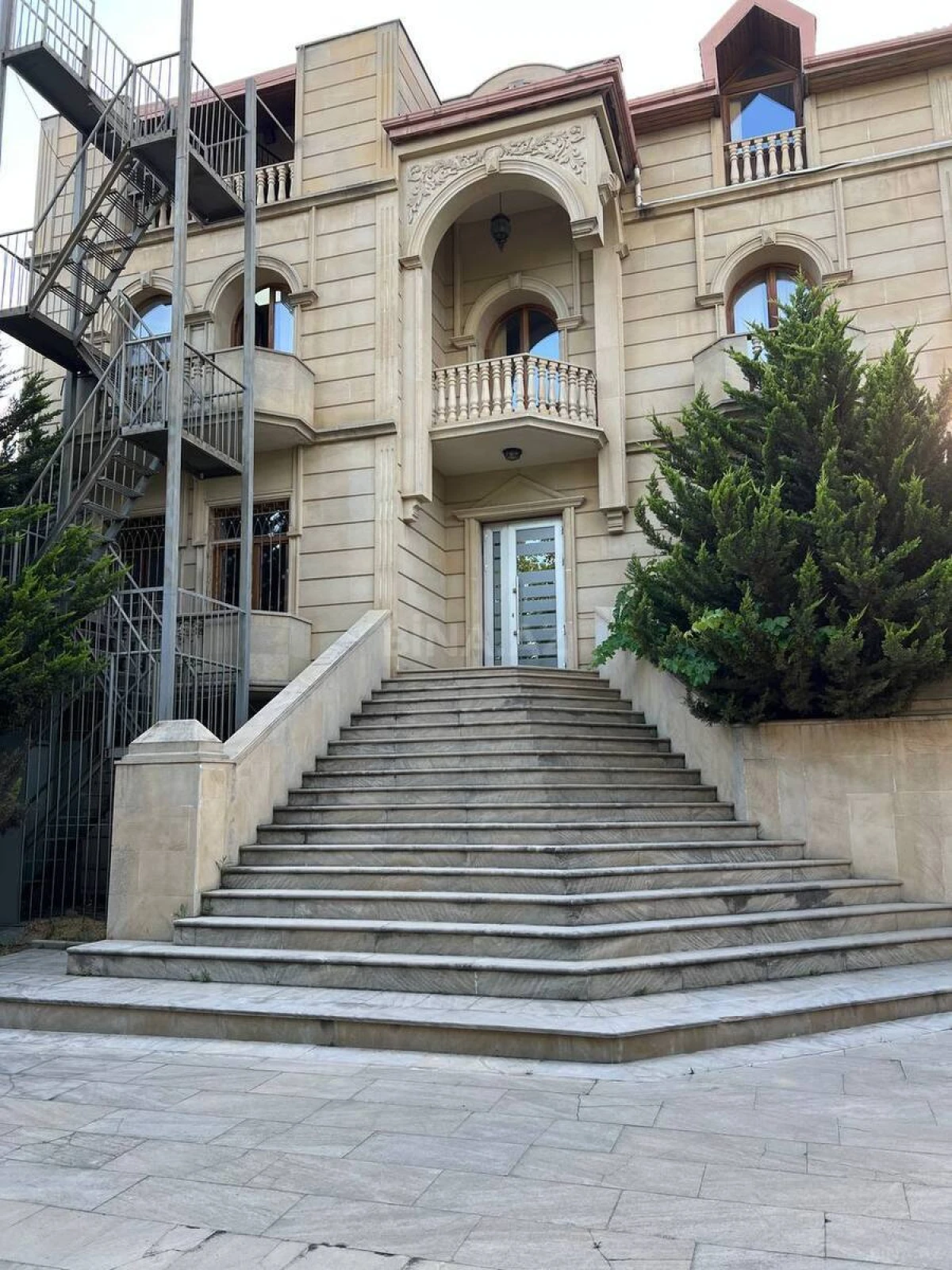 Kirayə verilir 17 otaqlı ofis 900 m²