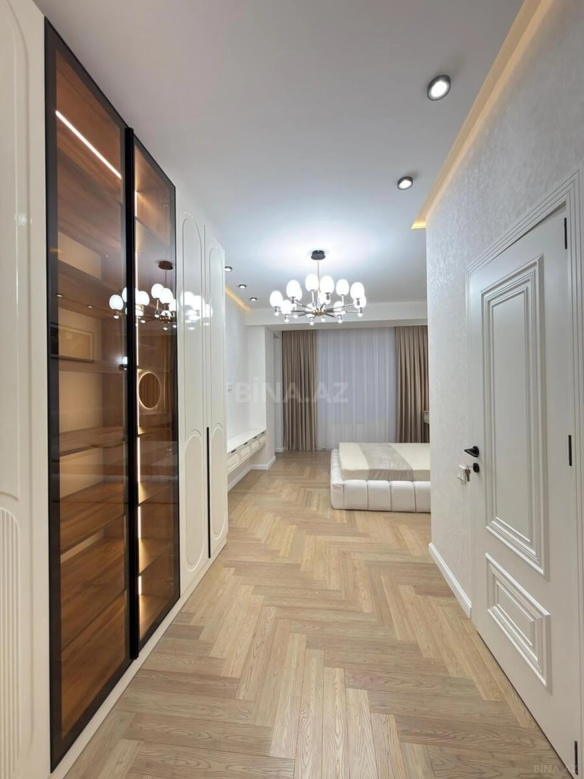 Satılır 3 otaqlı mənzil 135 m²