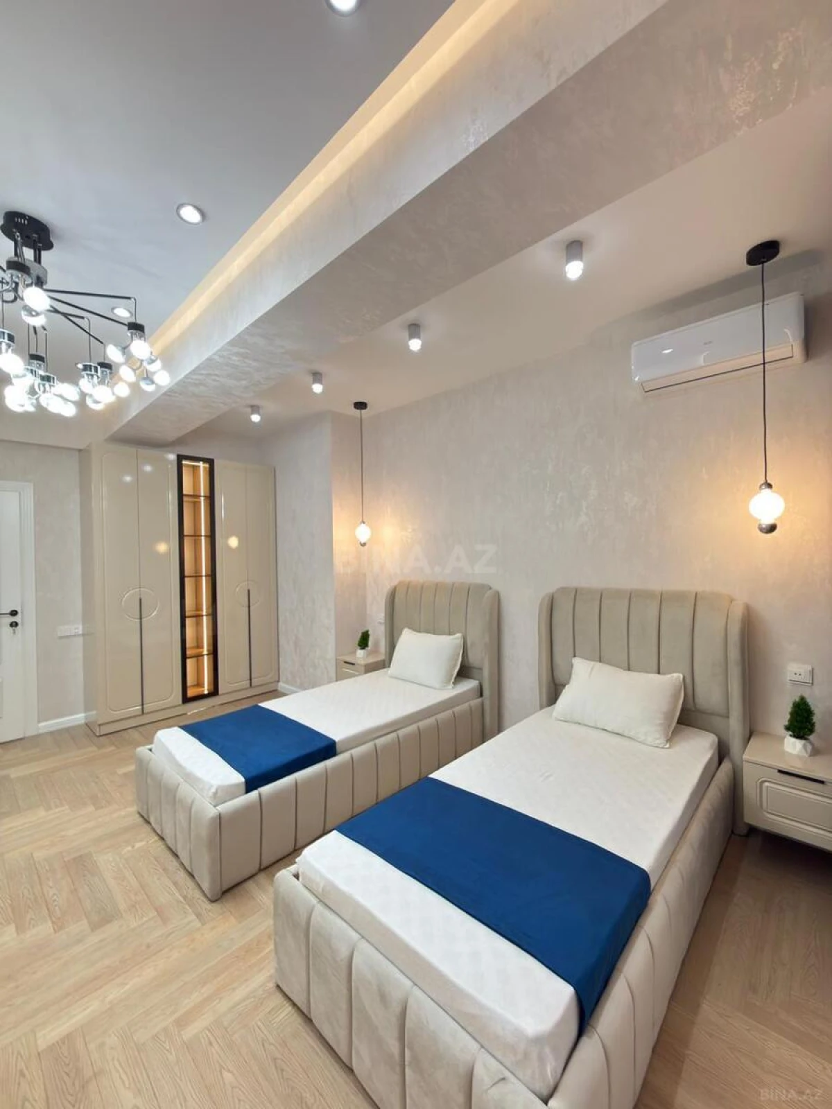 Satılır 3 otaqlı mənzil 135 m²