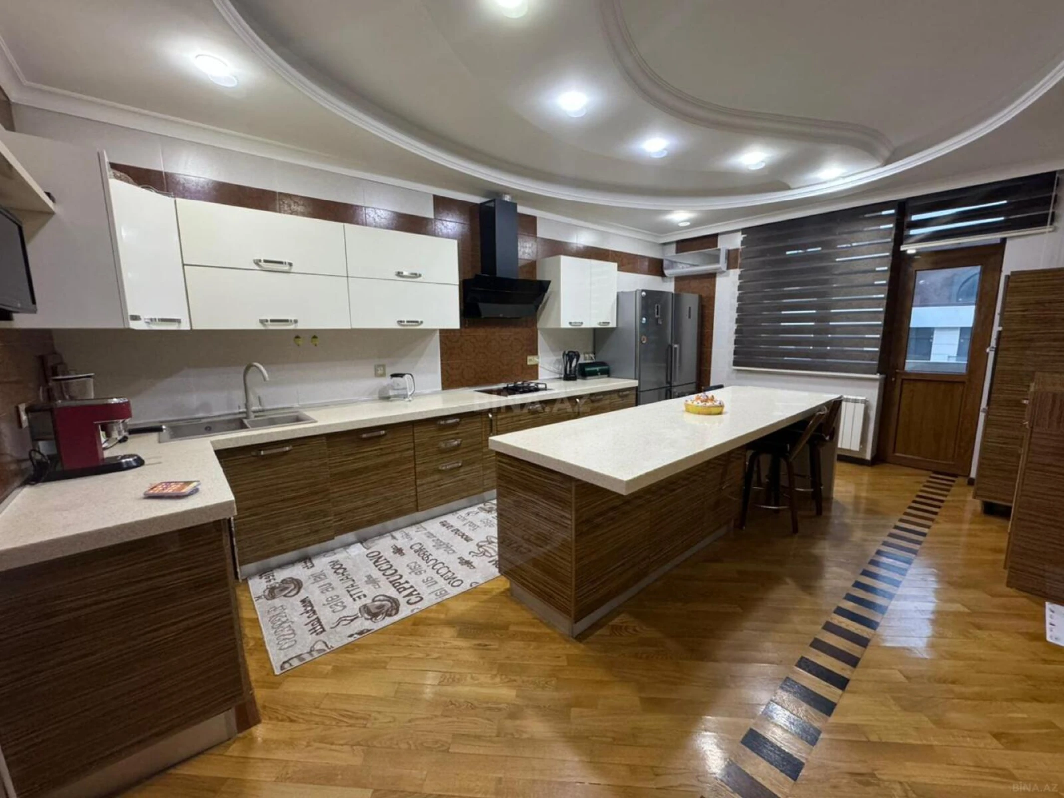 Satılır 4 otaqlı mənzil 230 m²