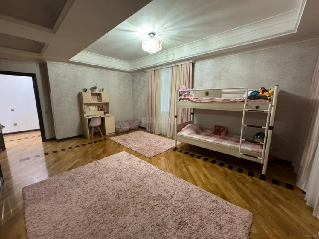 Satılır 4 otaqlı mənzil 230 m²