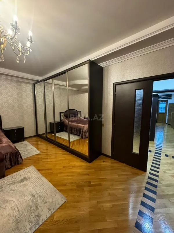 Satılır 4 otaqlı mənzil 230 m²