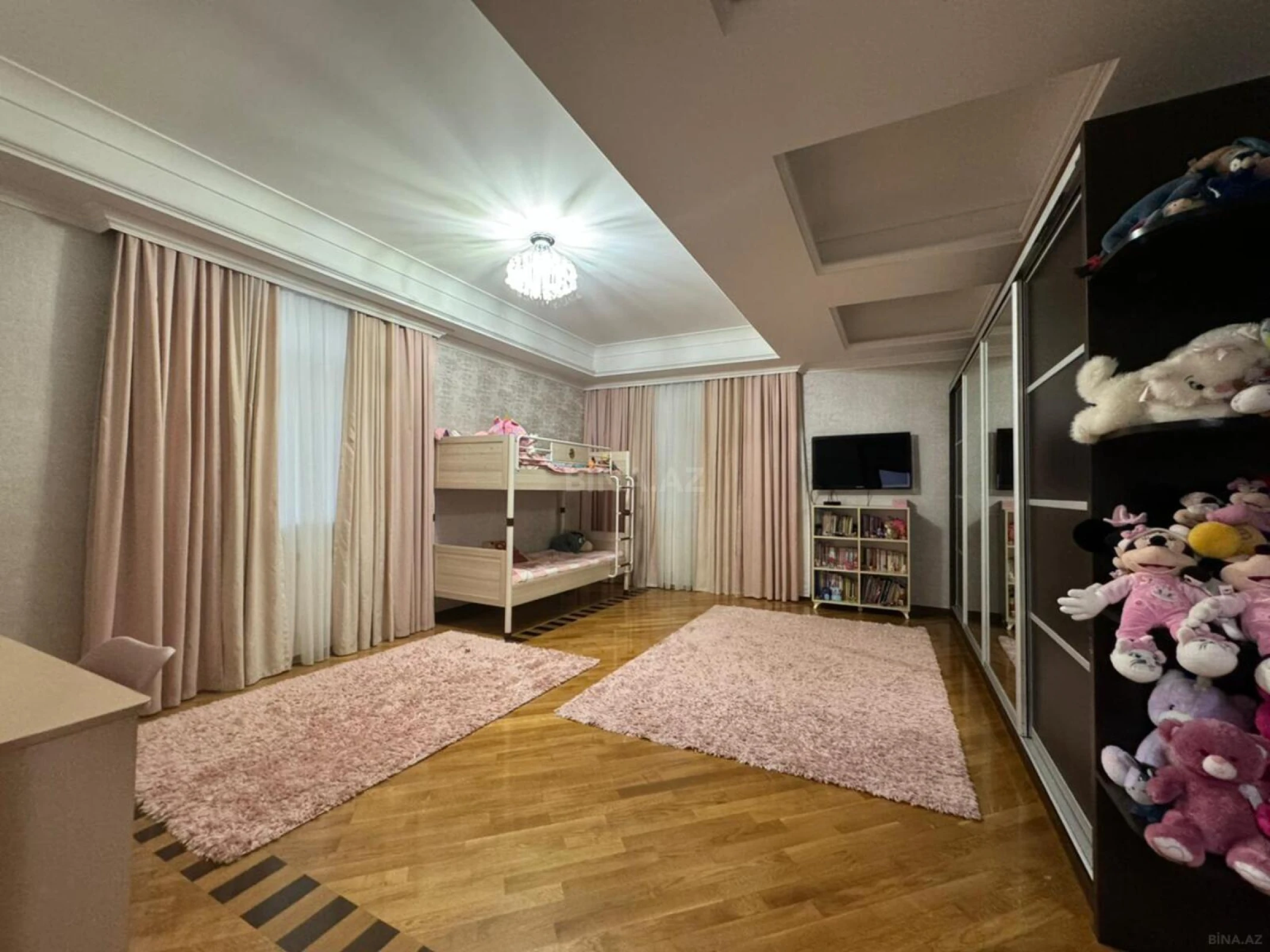 Satılır 4 otaqlı mənzil 230 m²