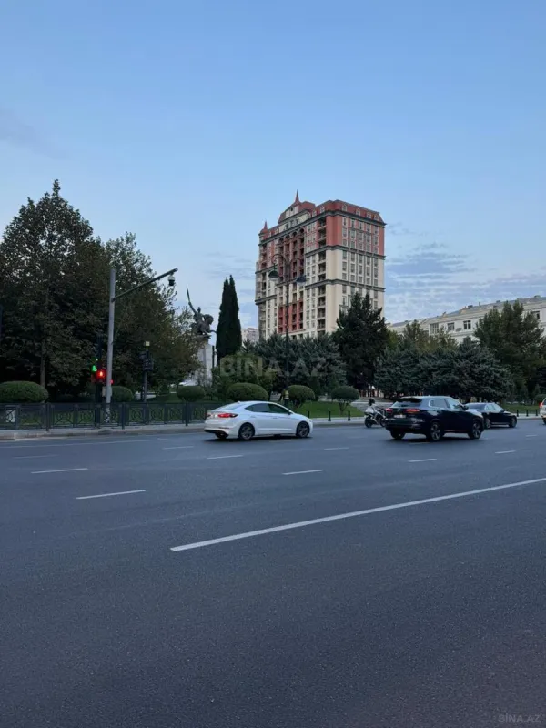 Satılır 4 otaqlı mənzil 230 m²