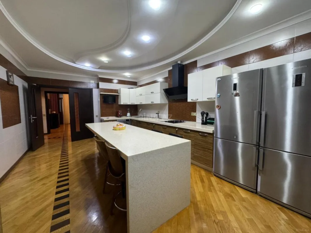 Satılır 4 otaqlı mənzil 230 m²