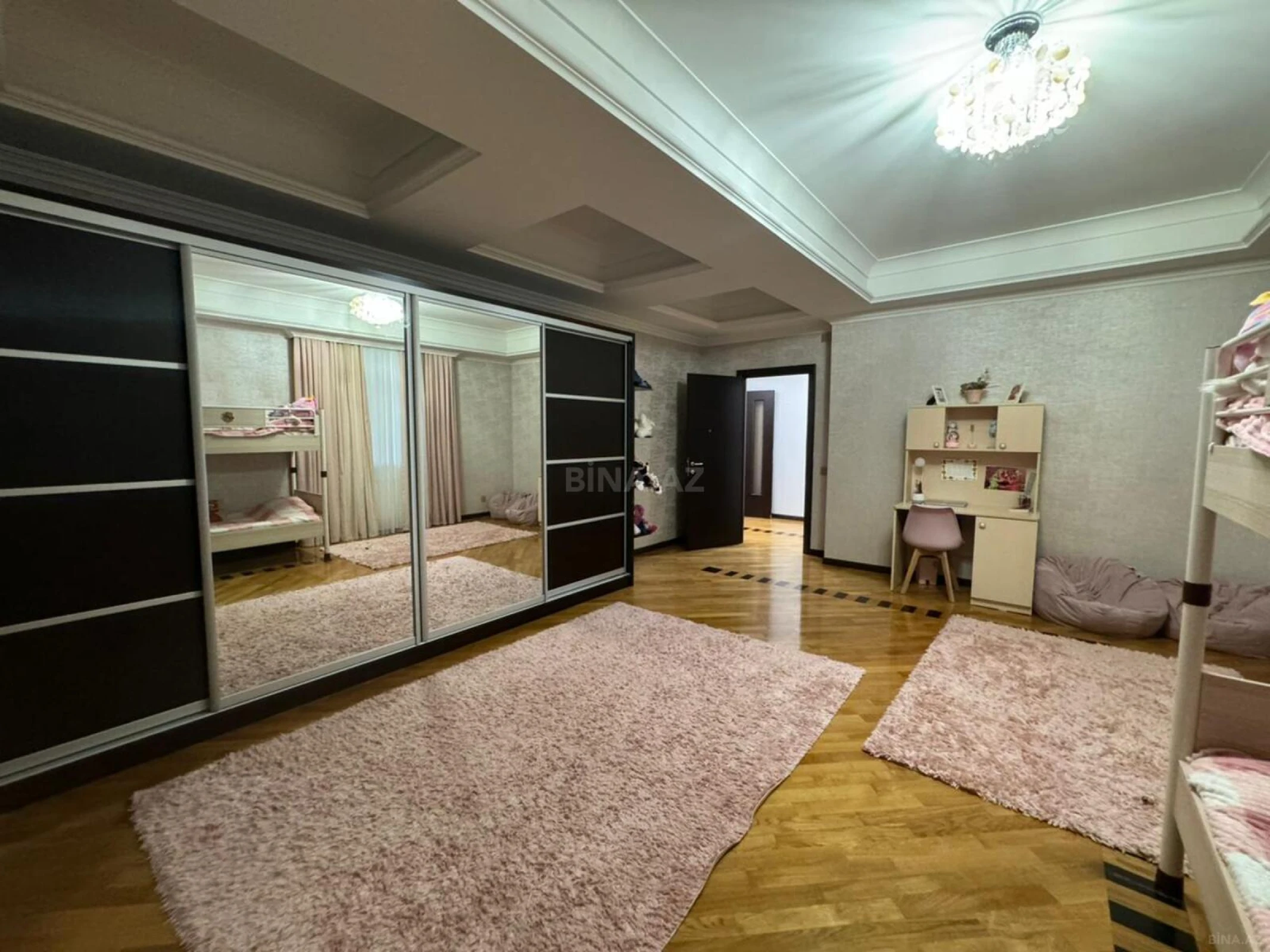 Satılır 4 otaqlı mənzil 230 m²