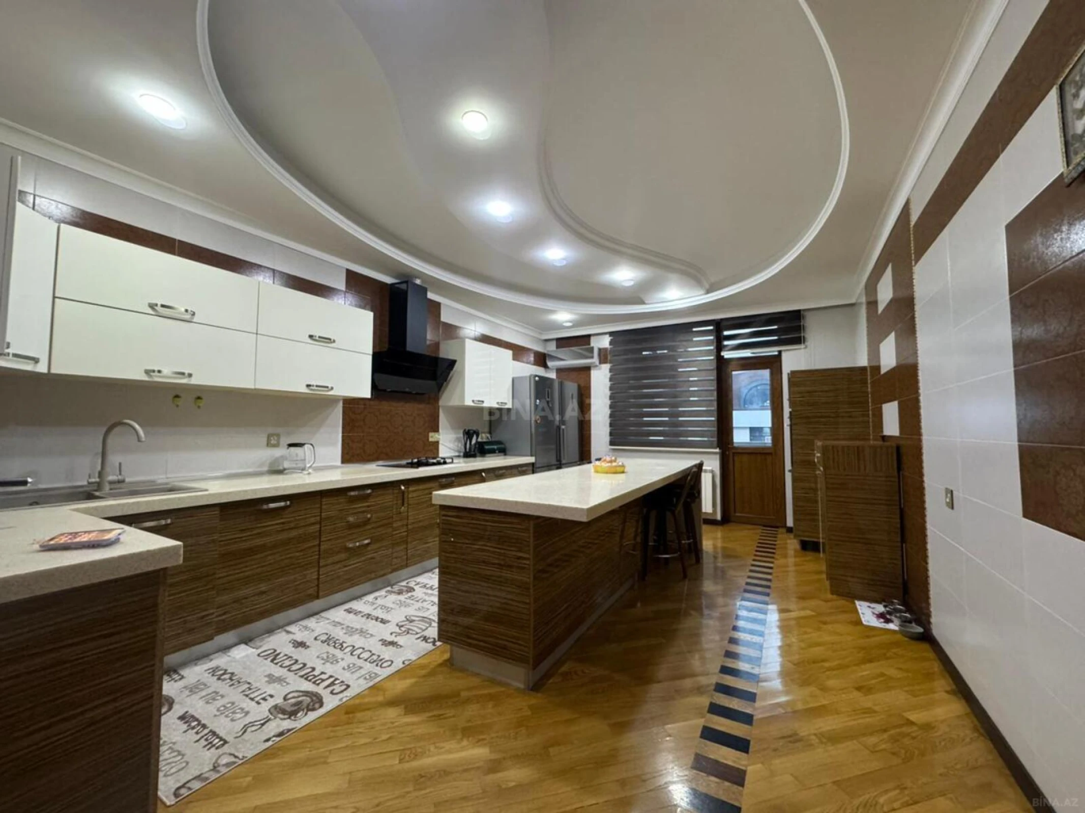 Satılır 4 otaqlı mənzil 230 m²