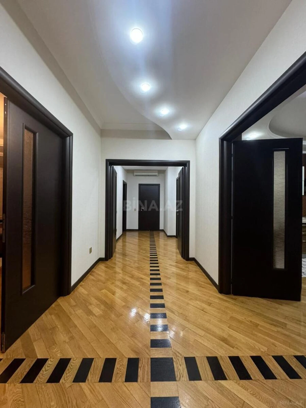 Satılır 4 otaqlı mənzil 230 m²