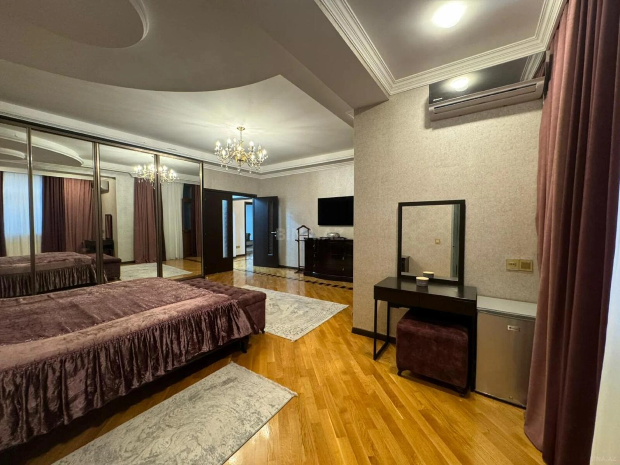 Satılır 4 otaqlı mənzil 230 m²