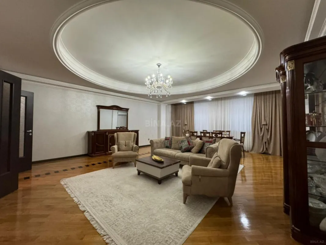 Satılır 4 otaqlı mənzil 230 m²