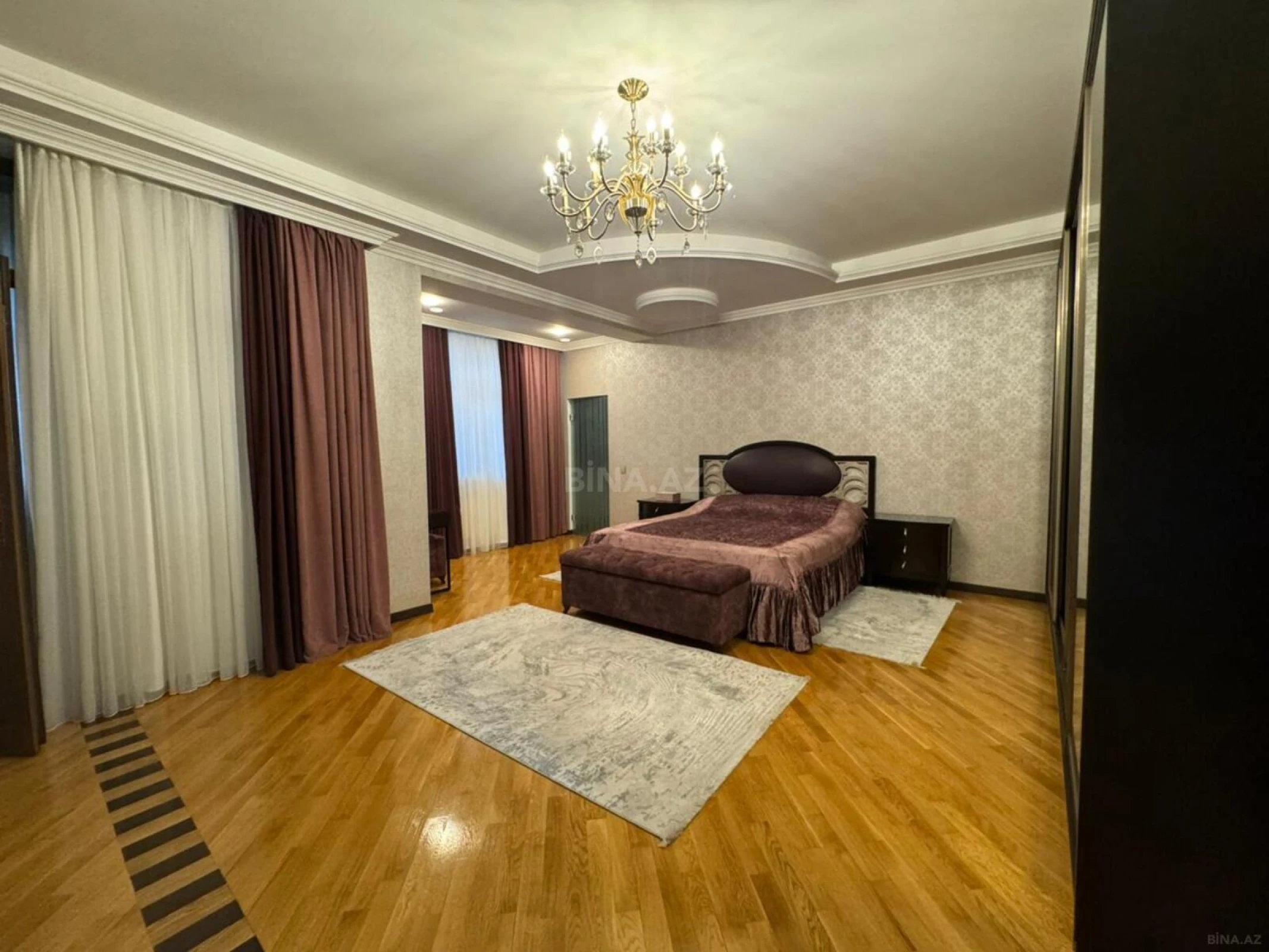 Satılır 4 otaqlı mənzil 230 m²