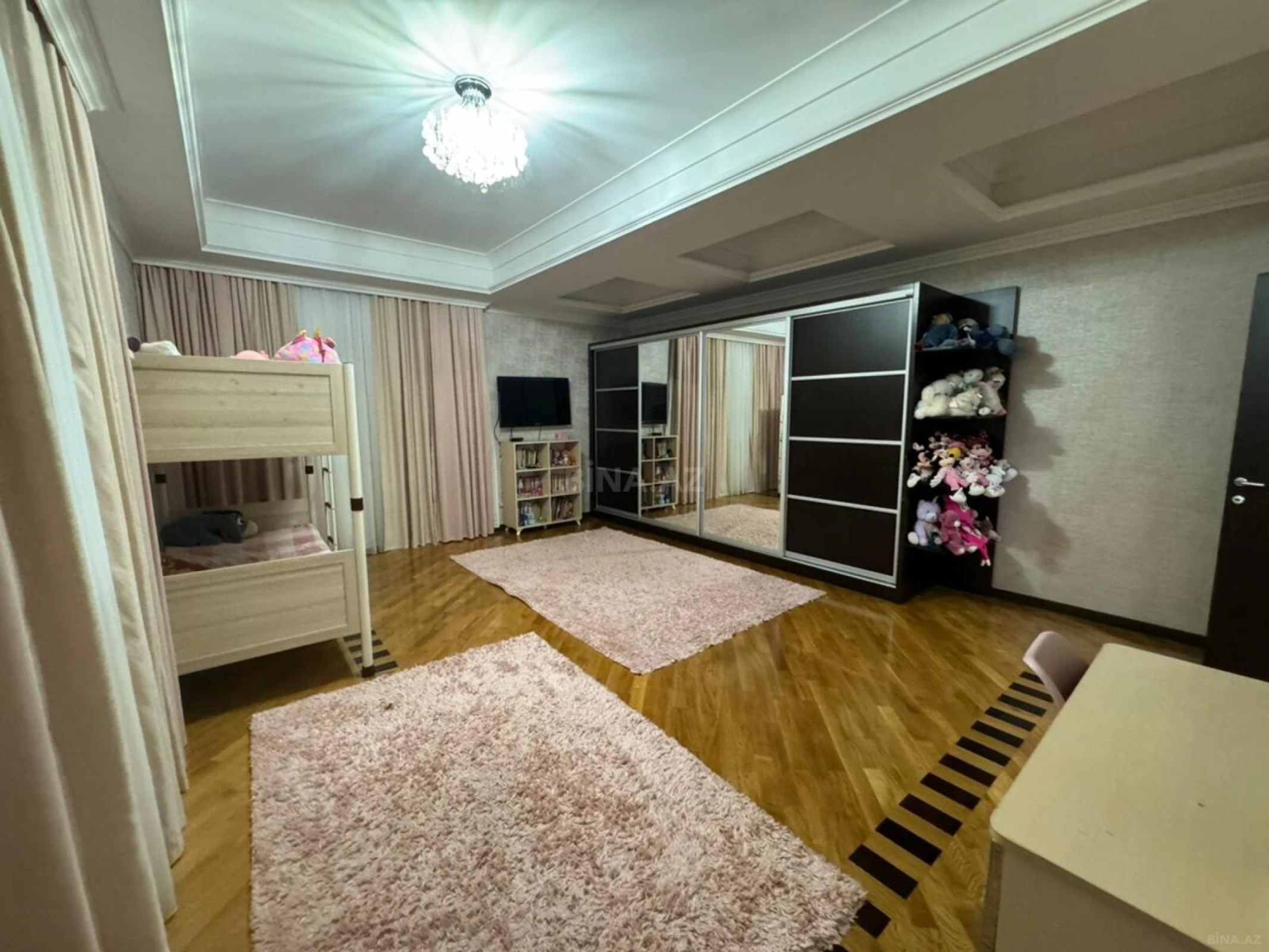 Satılır 4 otaqlı mənzil 230 m²