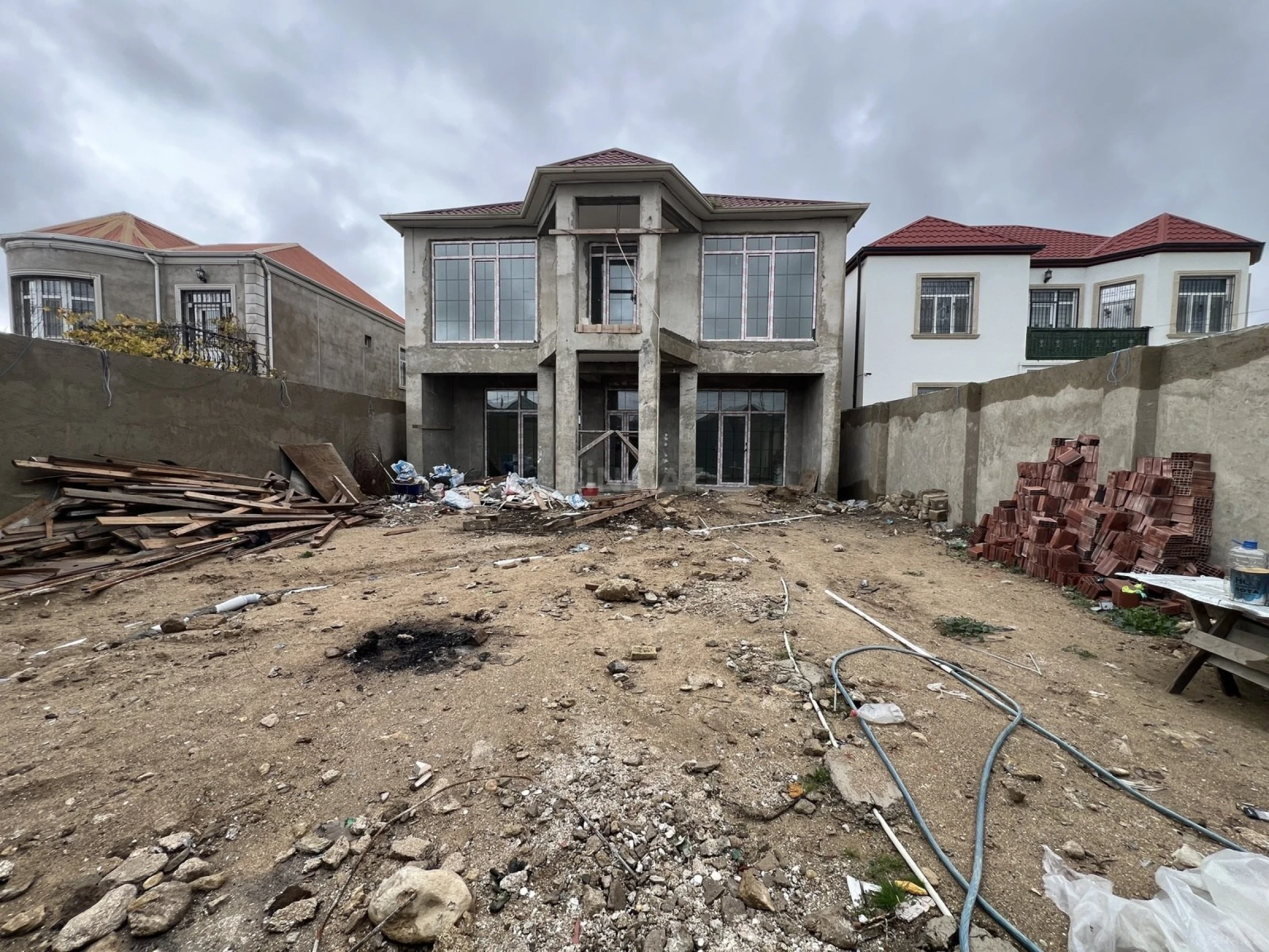 Satılır 6 otaqlı həyət evi 240 m²