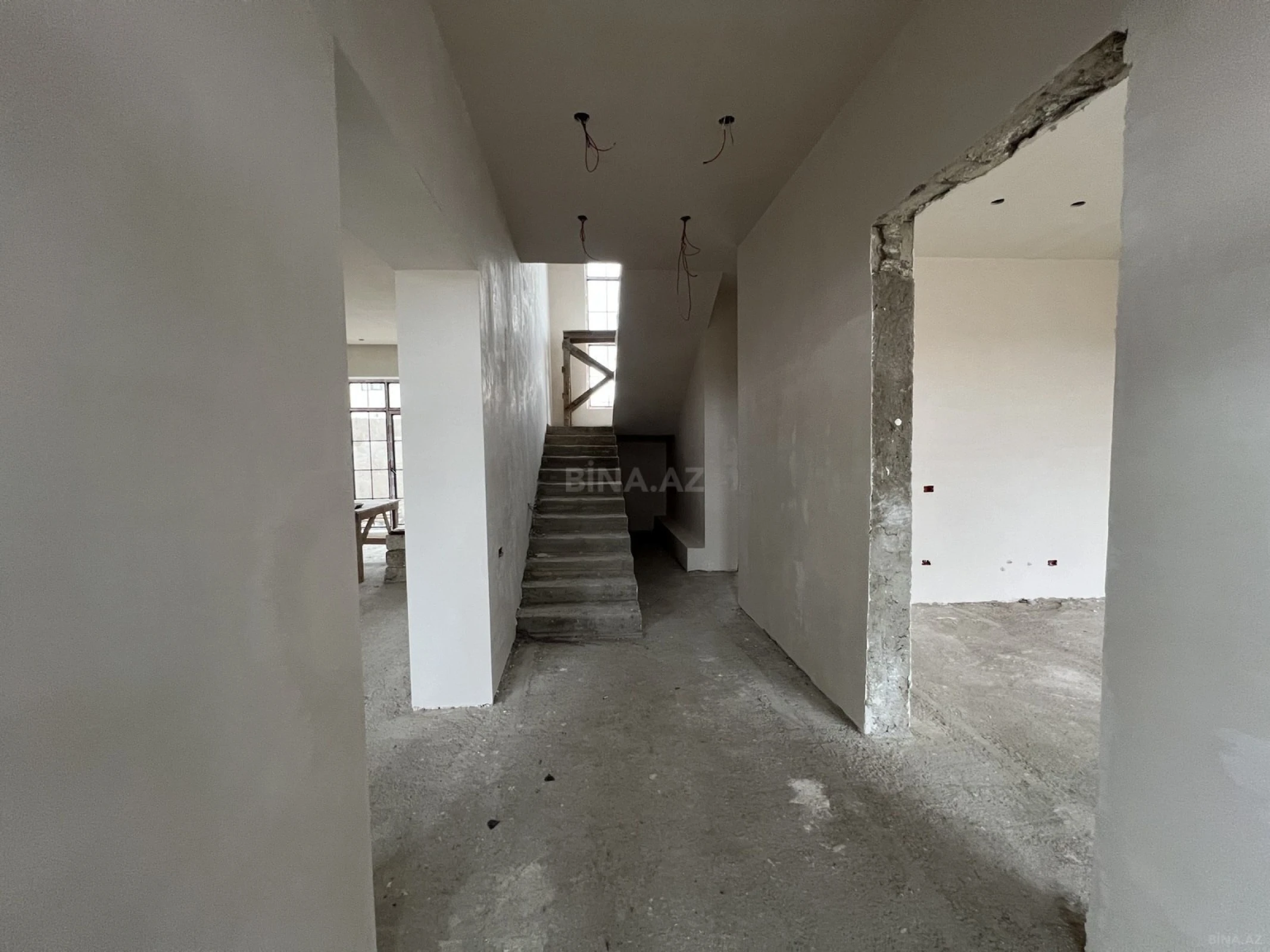 Satılır 6 otaqlı həyət evi 240 m²