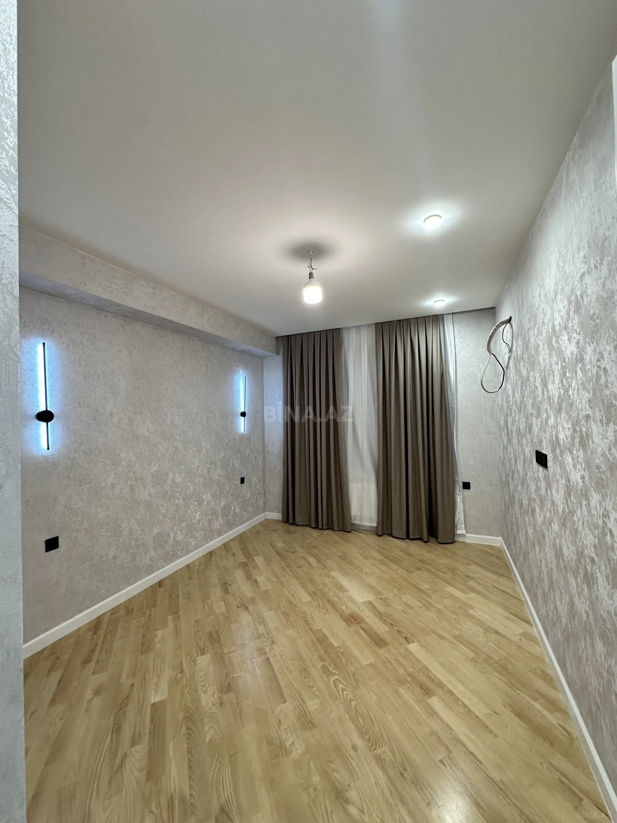 Satılır 3 otaqlı mənzil 142 m²