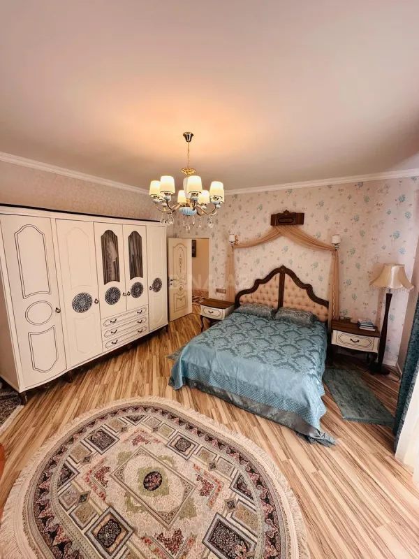 Satılır 8 otaqlı həyət evi 265 m²