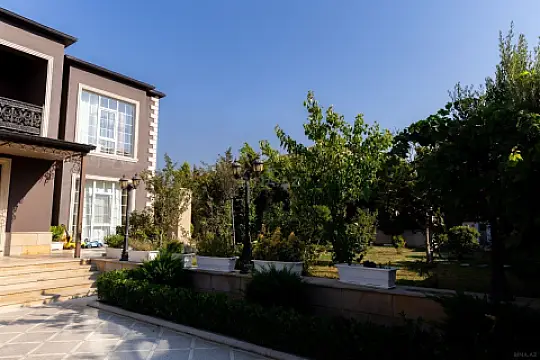 Satılır 8 otaqlı həyət evi 265 m²