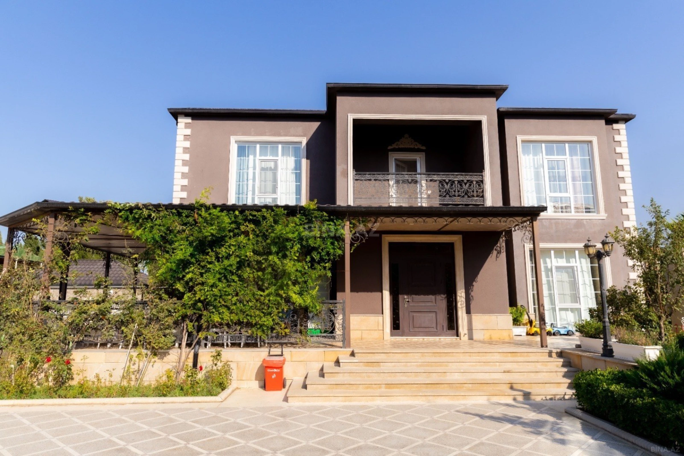 Satılır 8 otaqlı həyət evi 265 m²