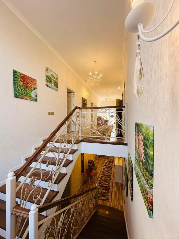 Satılır 8 otaqlı həyət evi 265 m²