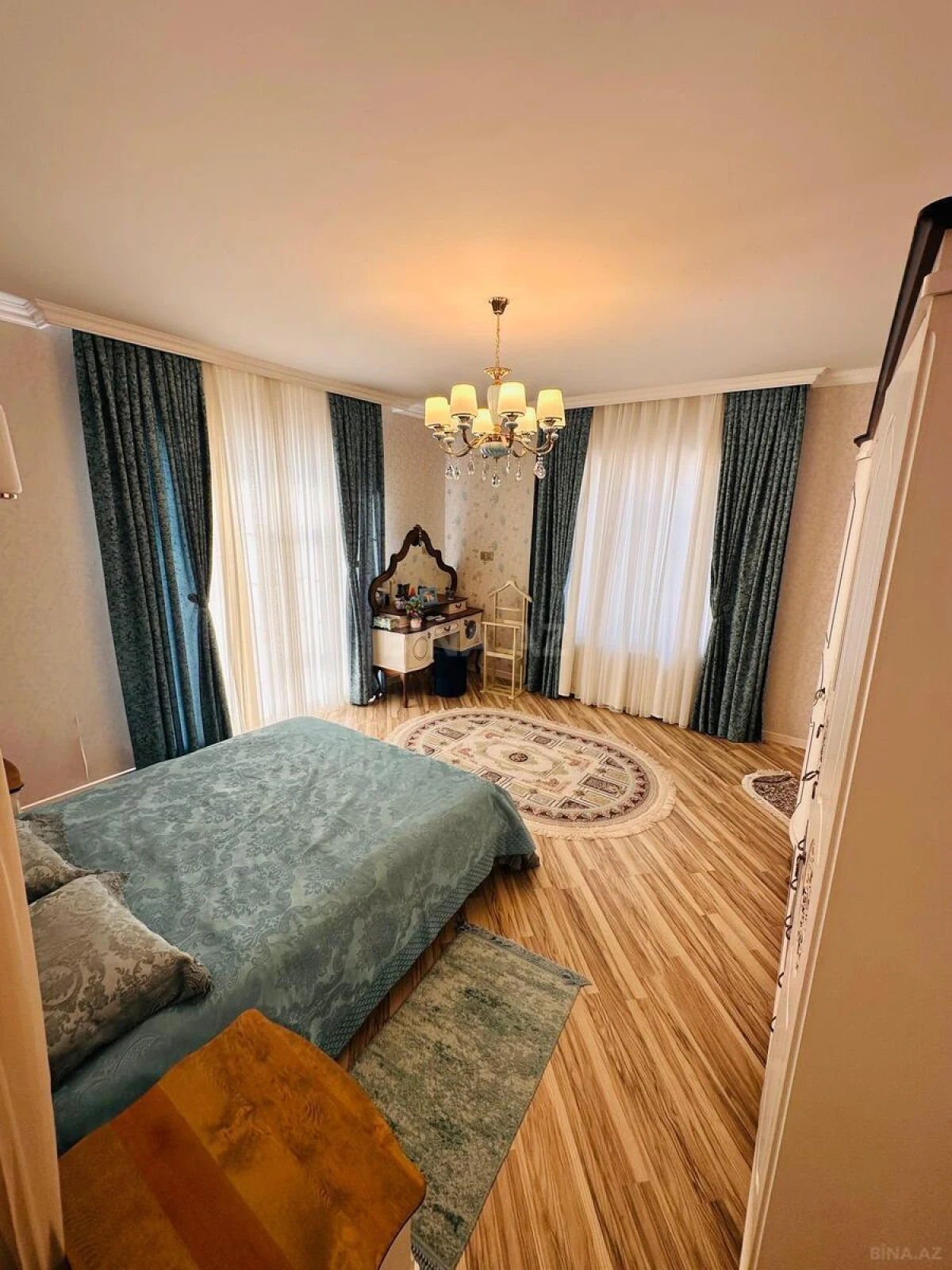 Satılır 8 otaqlı həyət evi 265 m²