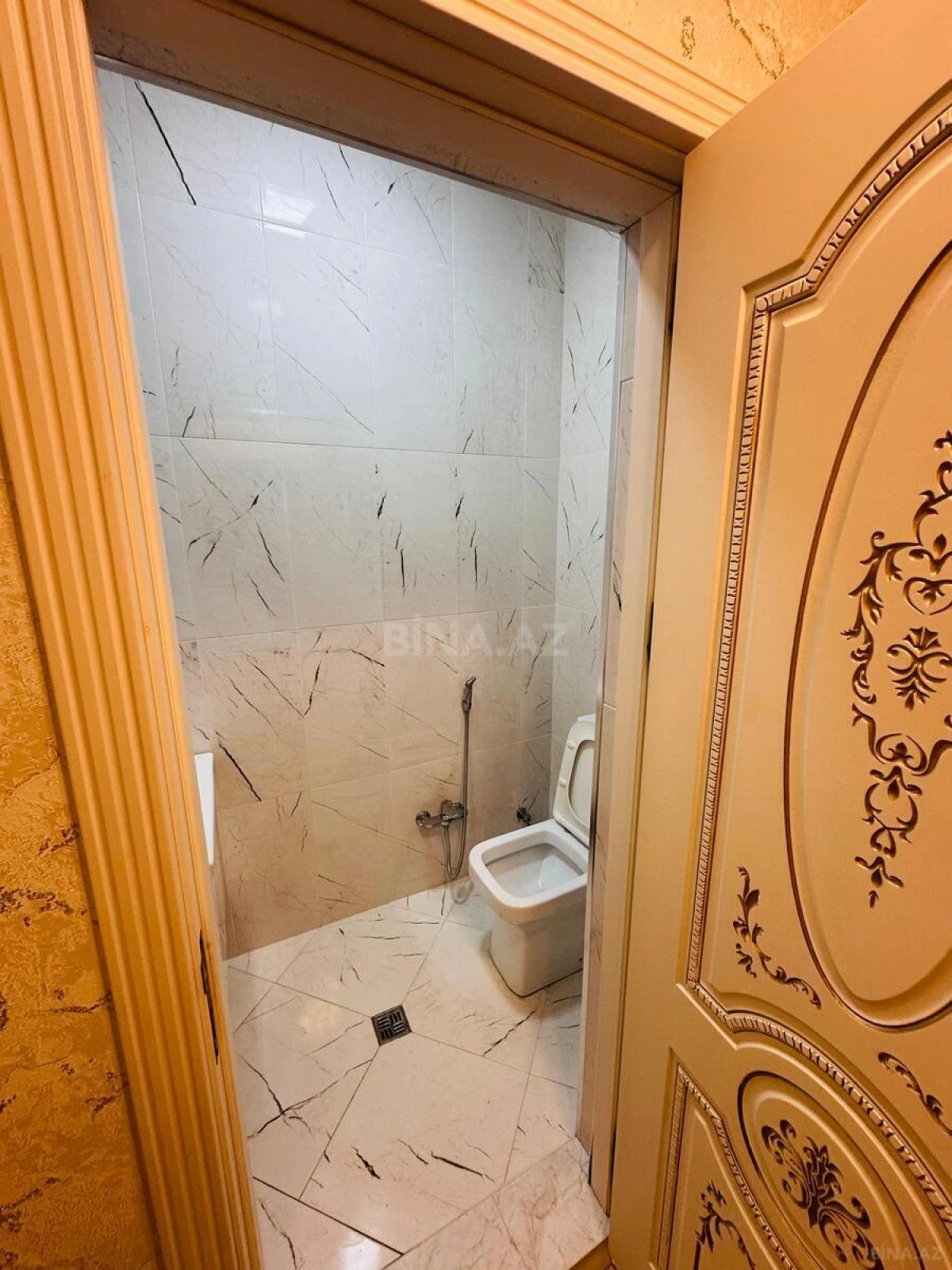Satılır 8 otaqlı həyət evi 265 m²