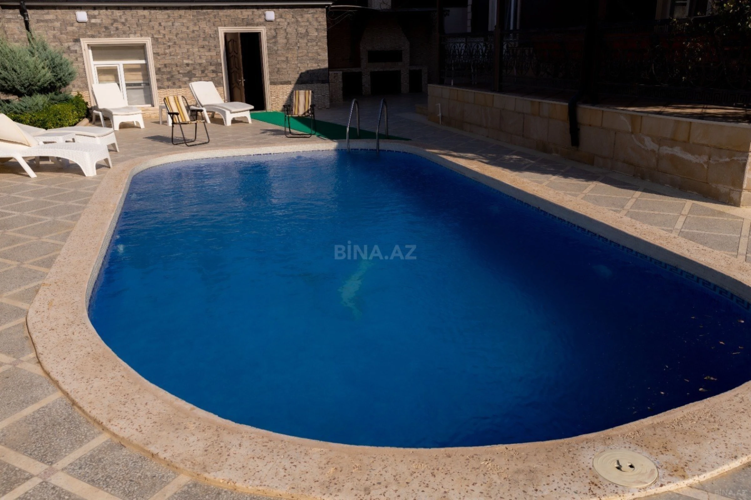 Satılır 8 otaqlı həyət evi 265 m²