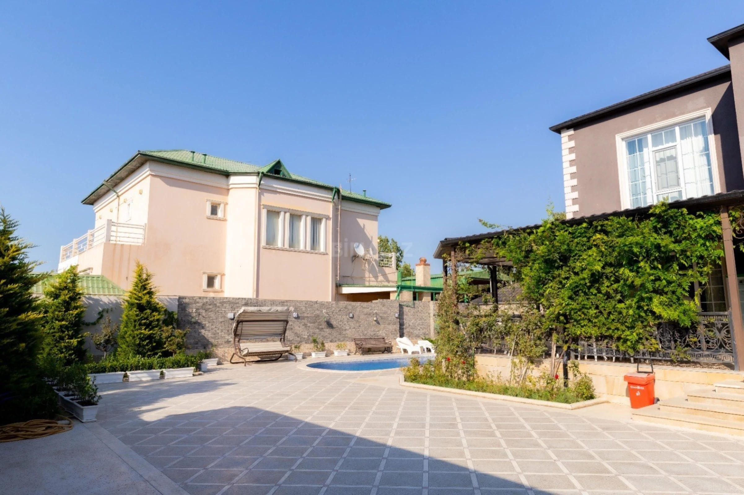 Satılır 8 otaqlı həyət evi 265 m²