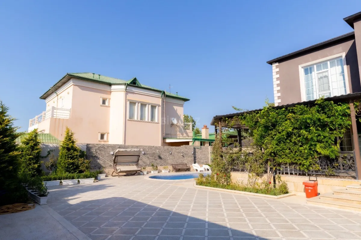 Satılır 8 otaqlı həyət evi 265 m²