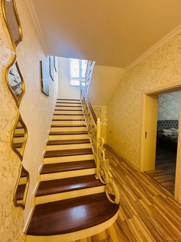 Satılır 8 otaqlı həyət evi 265 m²