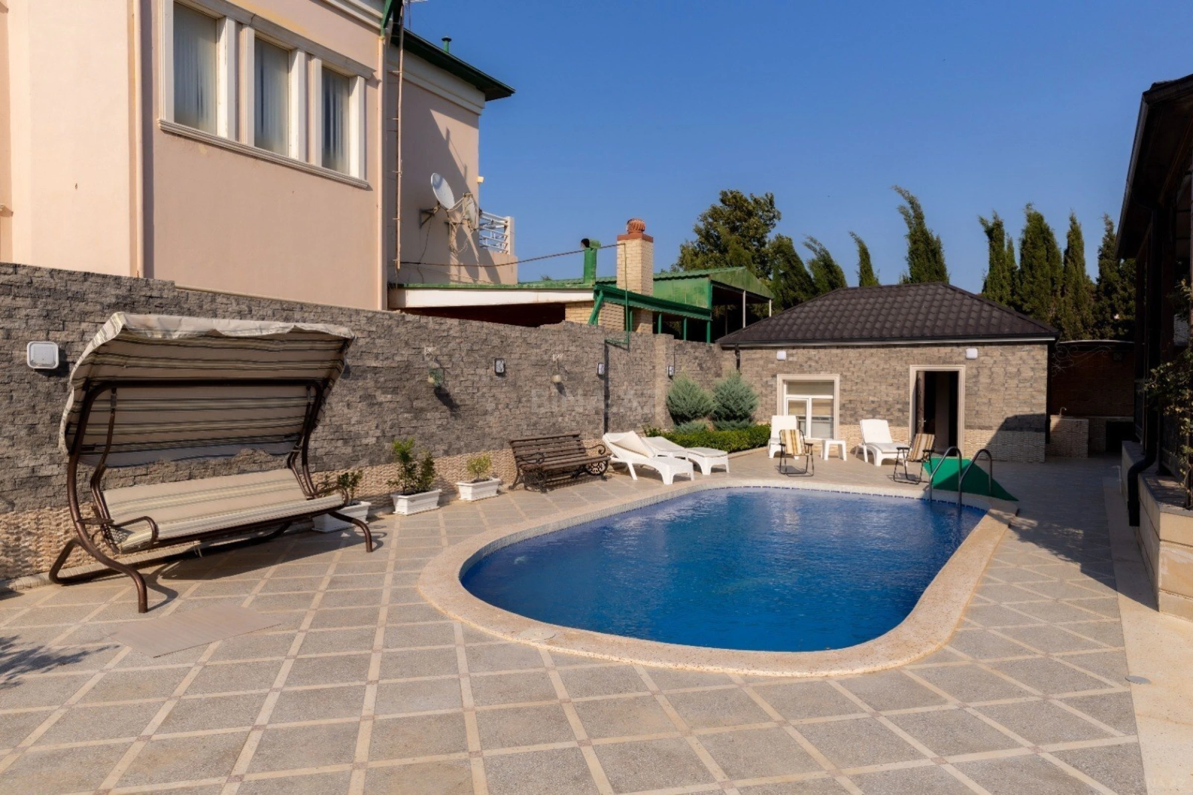 Satılır 8 otaqlı həyət evi 265 m²