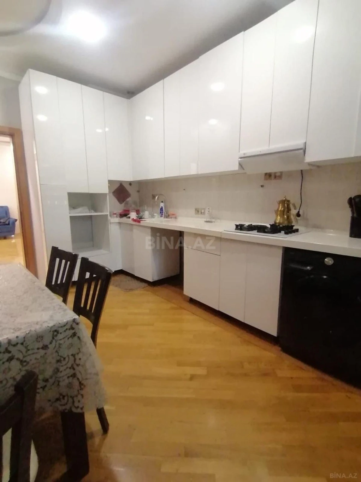 Satılır 3 otaqlı mənzil 131 m²