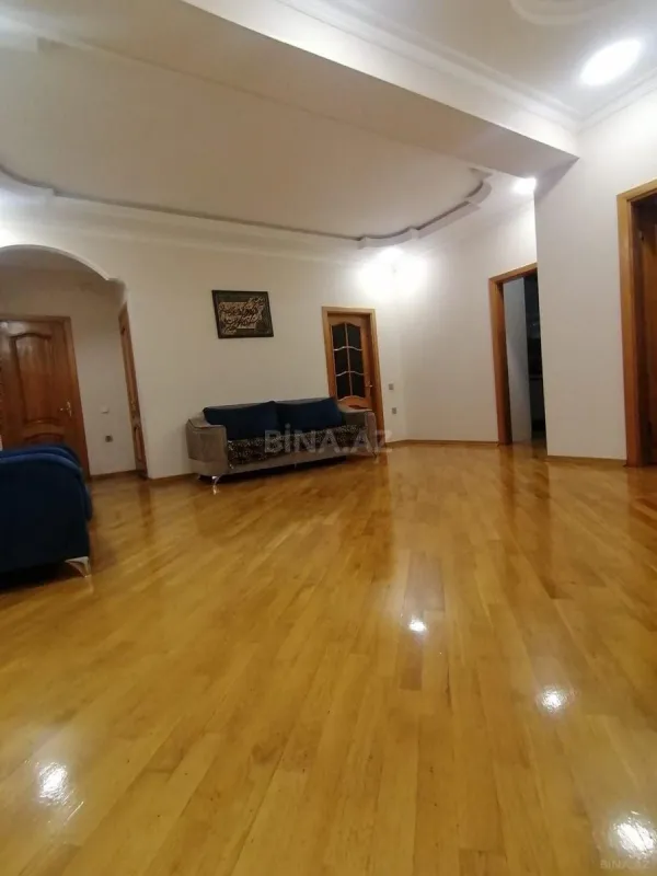 Satılır 3 otaqlı mənzil 131 m²