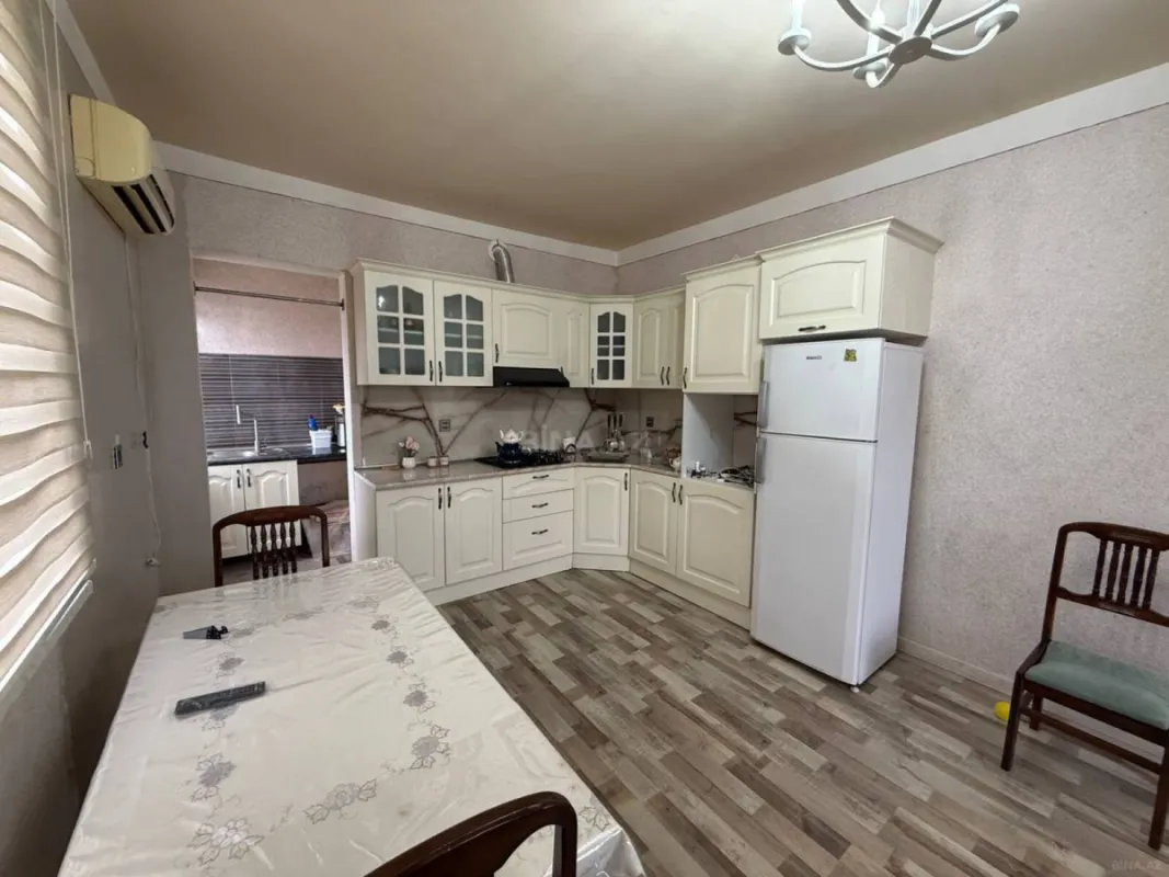 Satılır 12 otaqlı həyət evi 800 m²