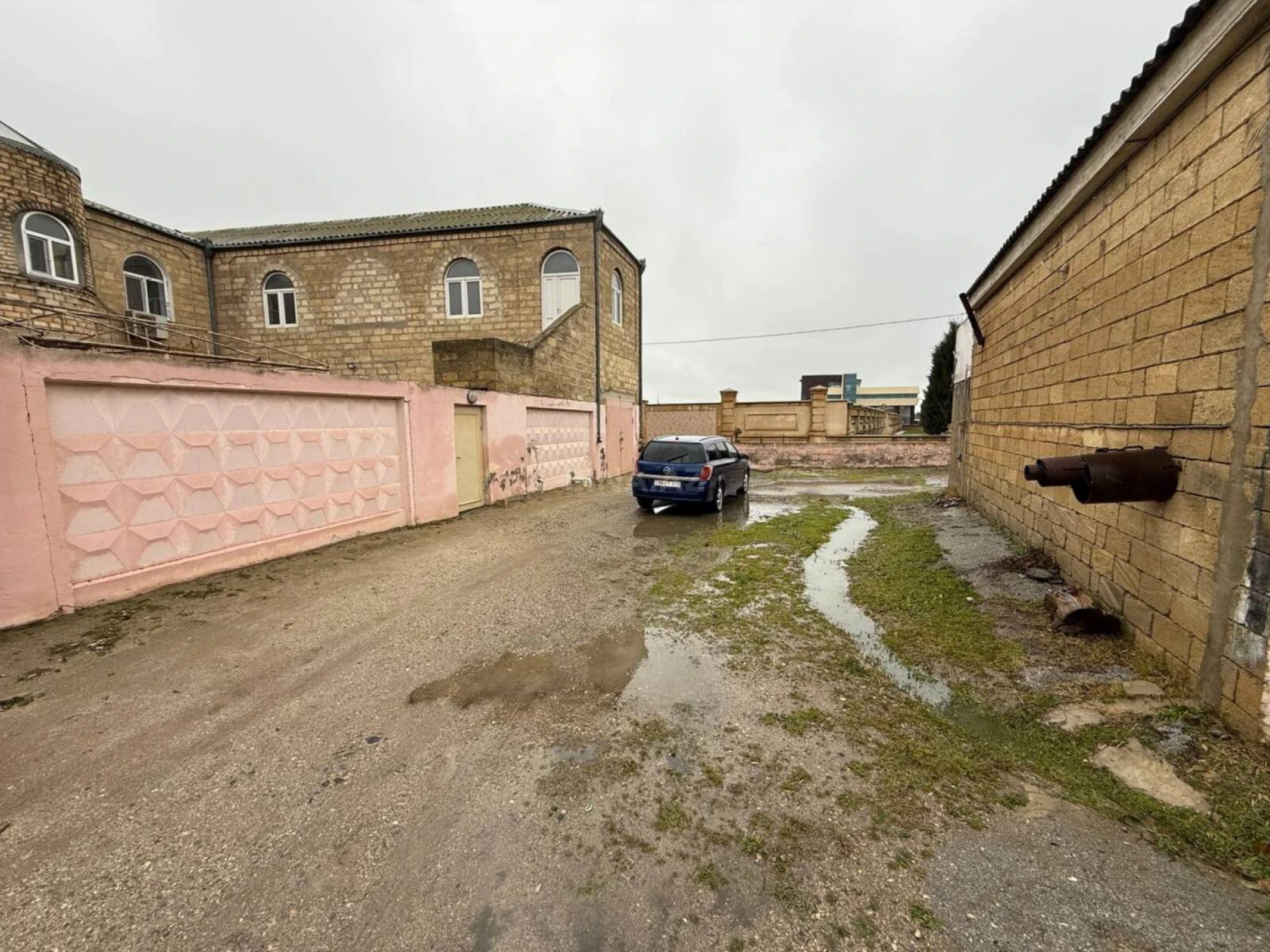 Satılır 12 otaqlı həyət evi 800 m²