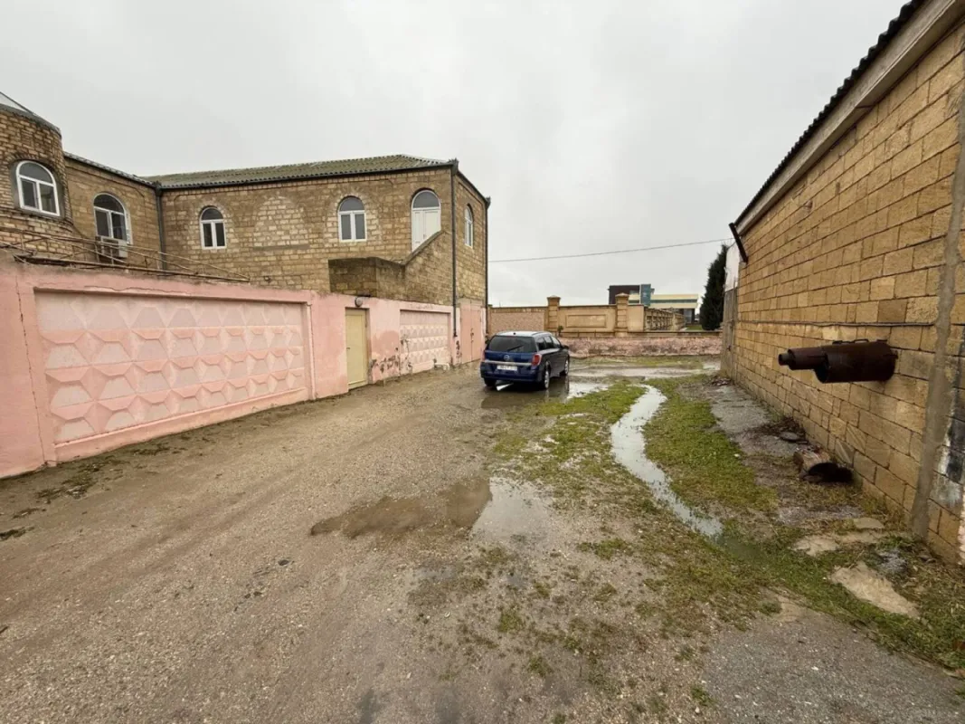 Satılır 12 otaqlı həyət evi 800 m²