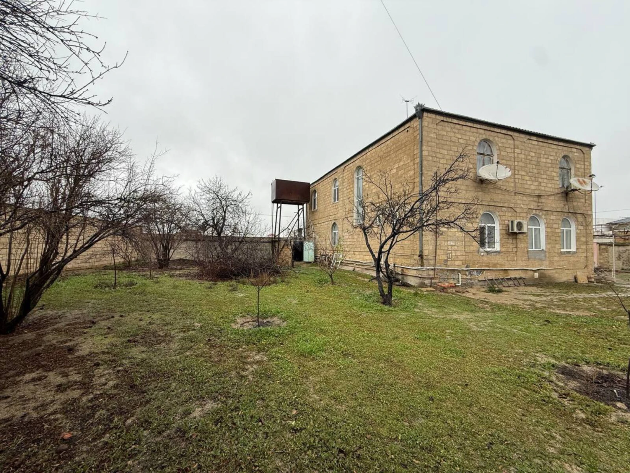 Satılır 12 otaqlı həyət evi 800 m²