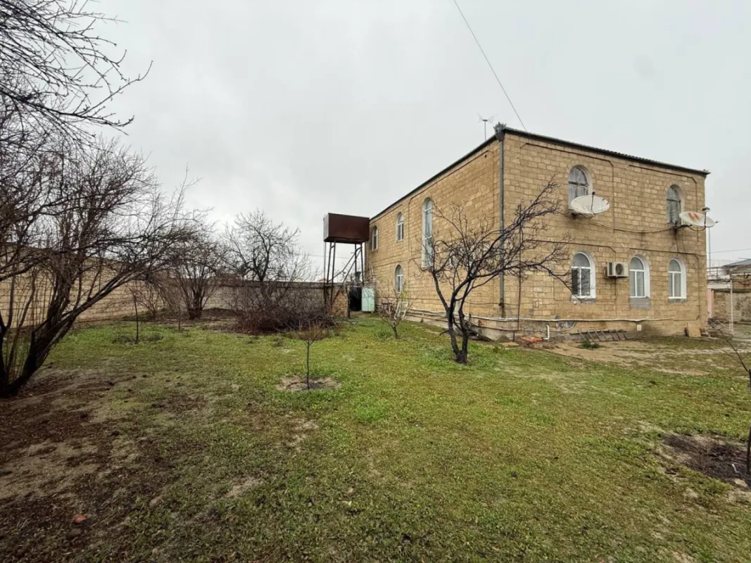 Satılır 12 otaqlı həyət evi 800 m²