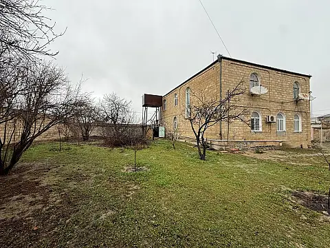 Satılır 12 otaqlı həyət evi 800 m²