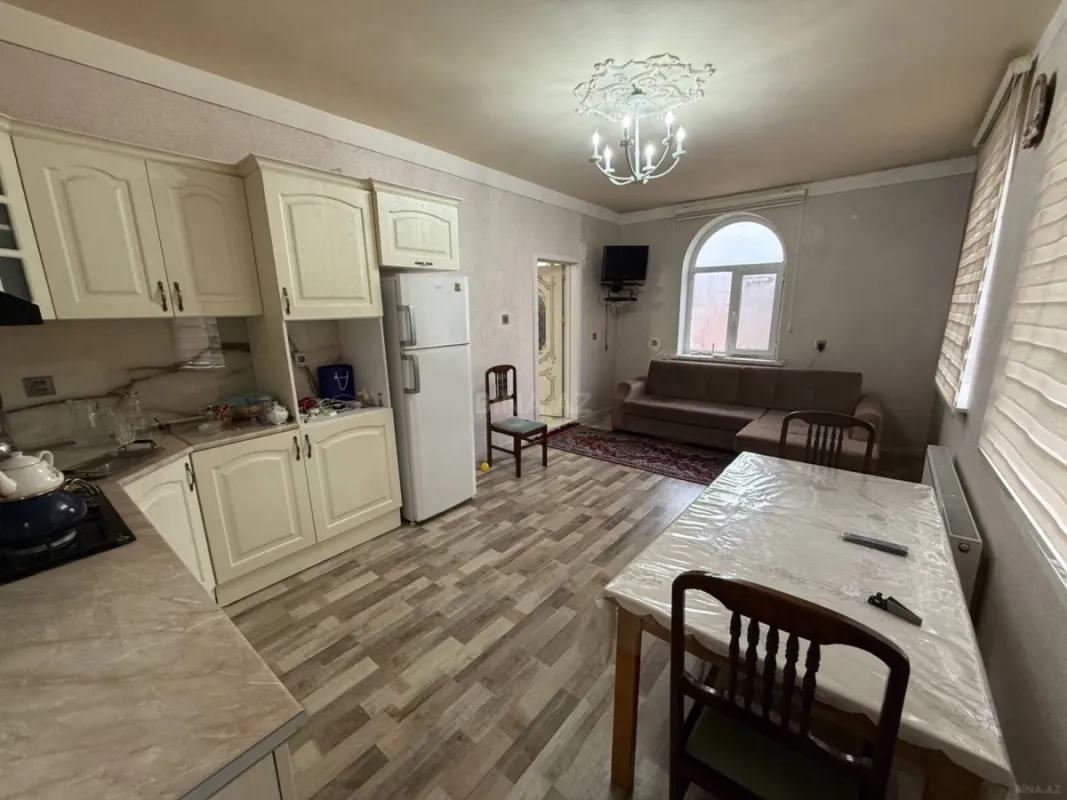 Satılır 12 otaqlı həyət evi 800 m²